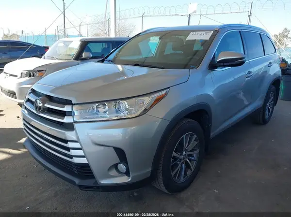 5TDJZRFH0KS732964 2019 TOYOTA HIGHLANDER - Image 2