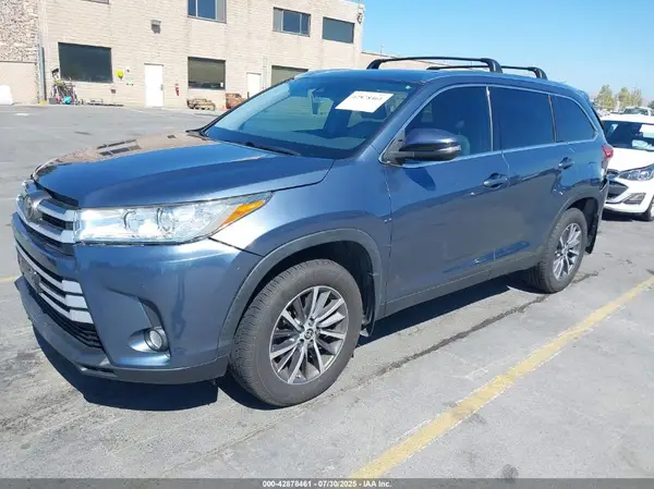 5TDJZRFH0KS744483 2019 TOYOTA HIGHLANDER - Image 2