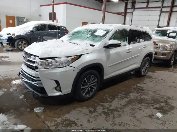 5TDJZRFH0KS930668 2019 TOYOTA HIGHLANDER - Image 2