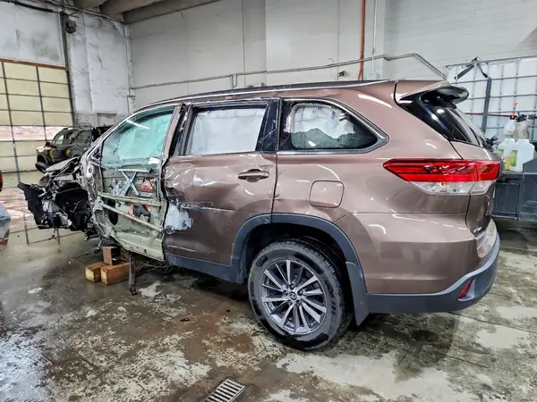 5TDJZRFH0KS938933 2019 TOYOTA HIGHLANDER - Image 2