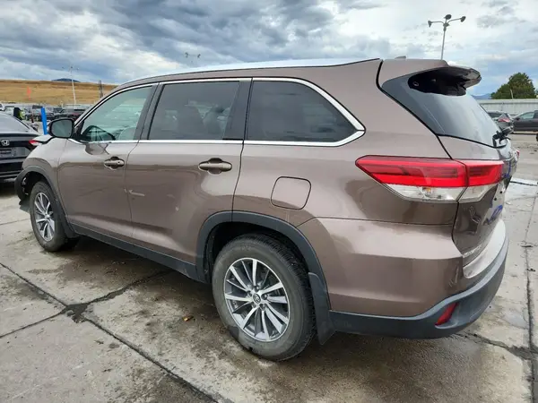 5TDJZRFH0KS950175 2019 TOYOTA HIGHLANDER - Image 2