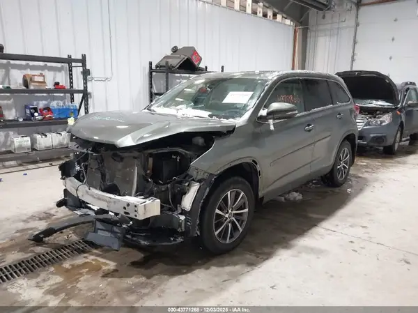 5TDJZRFH0KS969034 2019 TOYOTA HIGHLANDER - Image 2