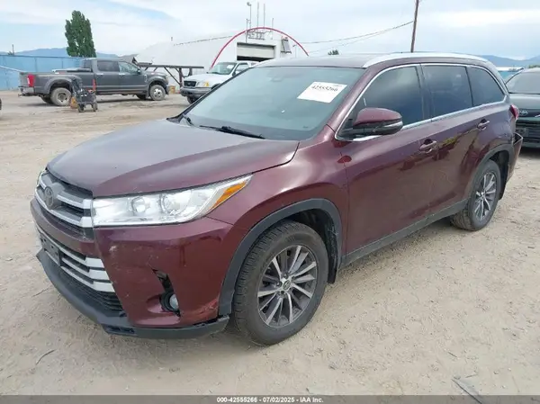 5TDJZRFH0KS976582 2019 TOYOTA HIGHLANDER - Image 2