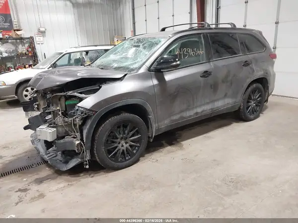 5TDJZRFH0KS978817 2019 TOYOTA HIGHLANDER - Image 2