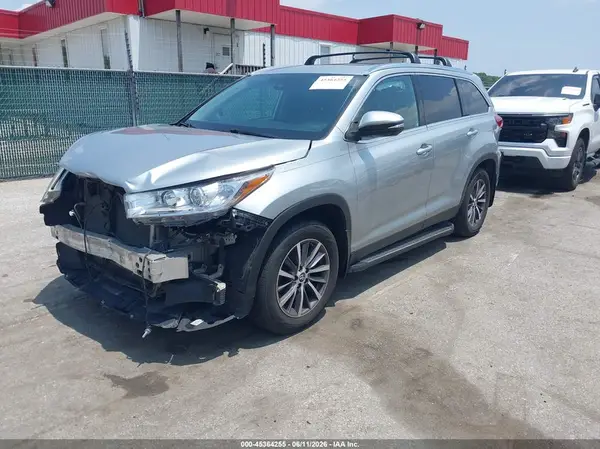 5TDJZRFH0KS993026 2019 TOYOTA HIGHLANDER - Image 2