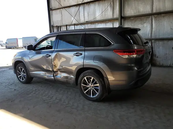 5TDJZRFH1HS367266 2017 TOYOTA HIGHLANDER - Image 2