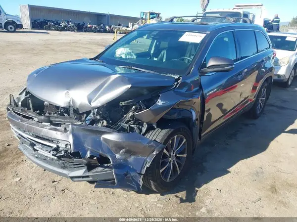 5TDJZRFH1HS387789 2017 TOYOTA HIGHLANDER - Image 2