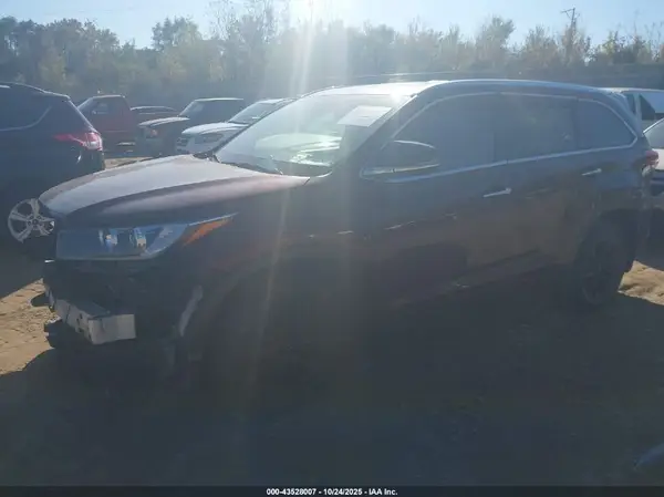 5TDJZRFH1HS393141 2017 TOYOTA HIGHLANDER - Image 2