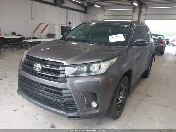 5TDJZRFH1HS421164 2017 TOYOTA HIGHLANDER - Image 2