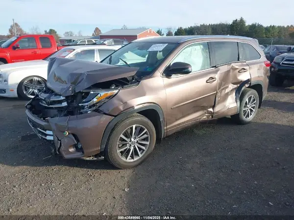 5TDJZRFH1HS425974 2017 TOYOTA HIGHLANDER - Image 2