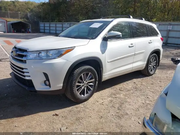 5TDJZRFH1HS458893 2017 TOYOTA HIGHLANDER - Image 2