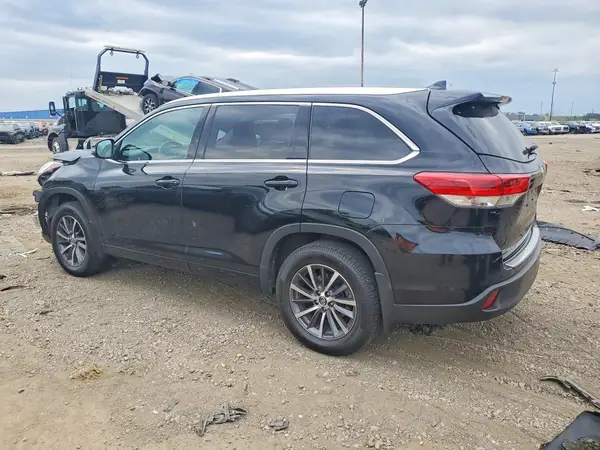 5TDJZRFH1HS460322 2017 TOYOTA HIGHLANDER - Image 2