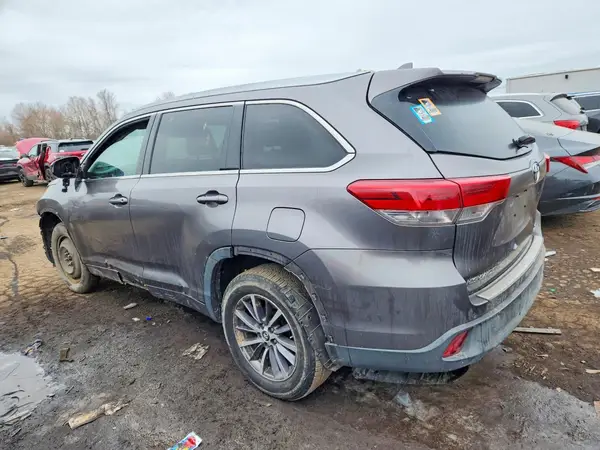 5TDJZRFH1HS464256 2017 TOYOTA HIGHLANDER - Image 2