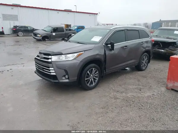 5TDJZRFH1HS510006 2017 TOYOTA HIGHLANDER - Image 2