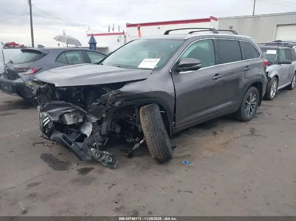 5TDJZRFH1HS520650 2017 TOYOTA HIGHLANDER - Image 2