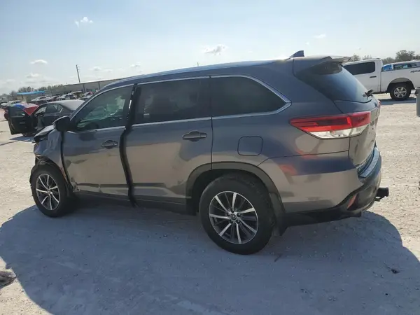 5TDJZRFH1HS522737 2017 TOYOTA HIGHLANDER - Image 2