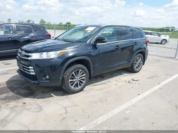 5TDJZRFH1JS530455 2018 TOYOTA HIGHLANDER - Image 2