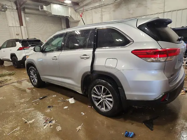 5TDJZRFH1JS530973 2018 TOYOTA HIGHLANDER - Image 2