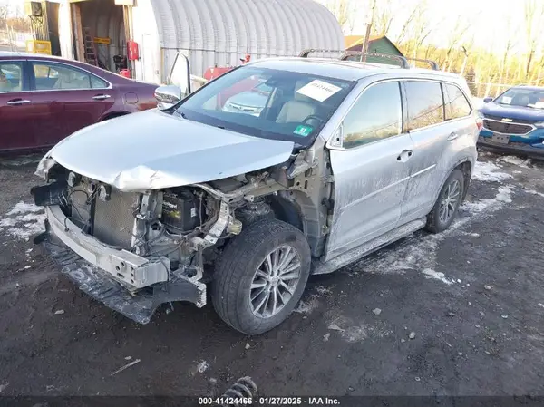 5TDJZRFH1JS532772 2018 TOYOTA HIGHLANDER - Image 2