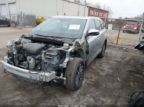 5TDJZRFH1JS543044 2018 TOYOTA HIGHLANDER - Image 2