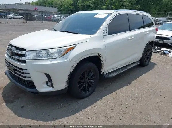 5TDJZRFH1JS543786 2018 TOYOTA HIGHLANDER - Image 2