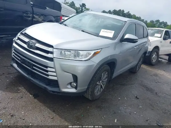 5TDJZRFH1JS545568 2018 TOYOTA HIGHLANDER - Image 2