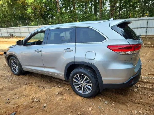 5TDJZRFH1JS545585 2018 TOYOTA HIGHLANDER - Image 2