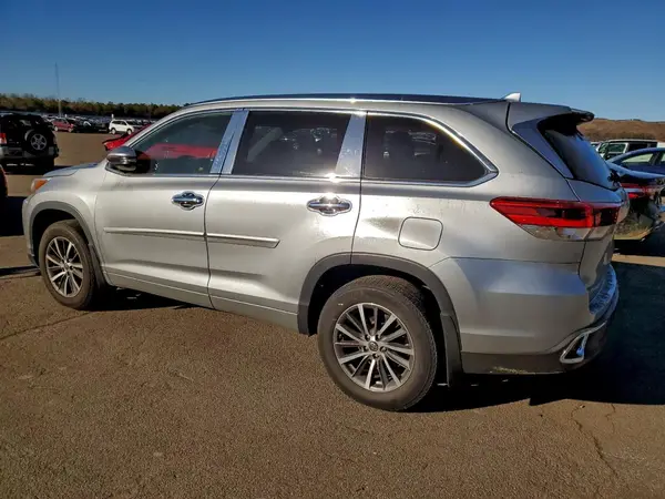 5TDJZRFH1JS547594 2018 TOYOTA HIGHLANDER - Image 2