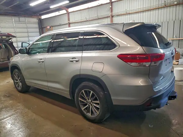5TDJZRFH1JS551905 2018 TOYOTA HIGHLANDER - Image 2