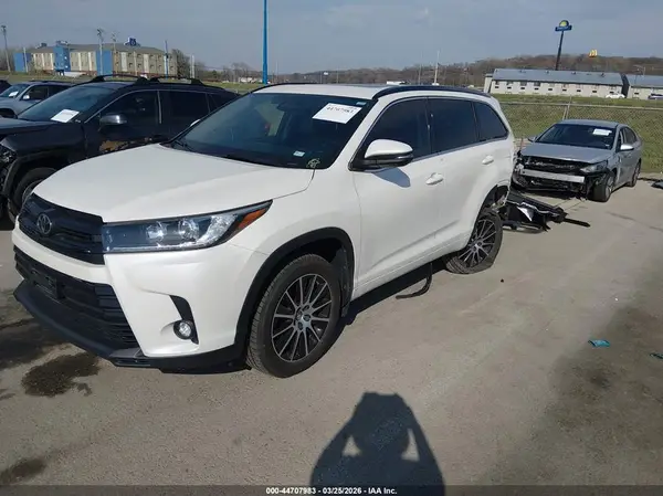 5TDJZRFH1JS553931 2018 TOYOTA HIGHLANDER - Image 2