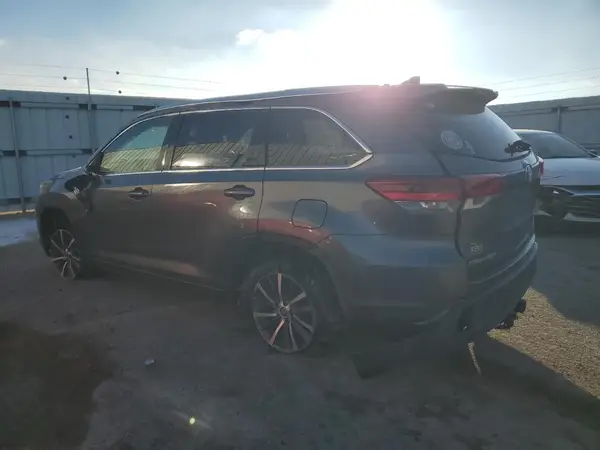 5TDJZRFH1JS554805 2018 TOYOTA HIGHLANDER - Image 2