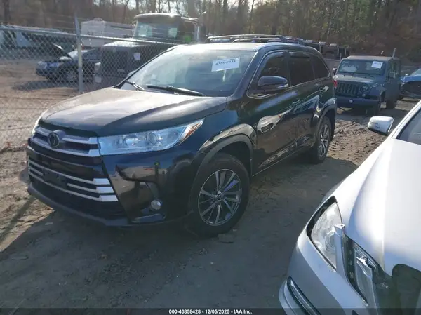 5TDJZRFH1JS554996 2018 TOYOTA HIGHLANDER - Image 2