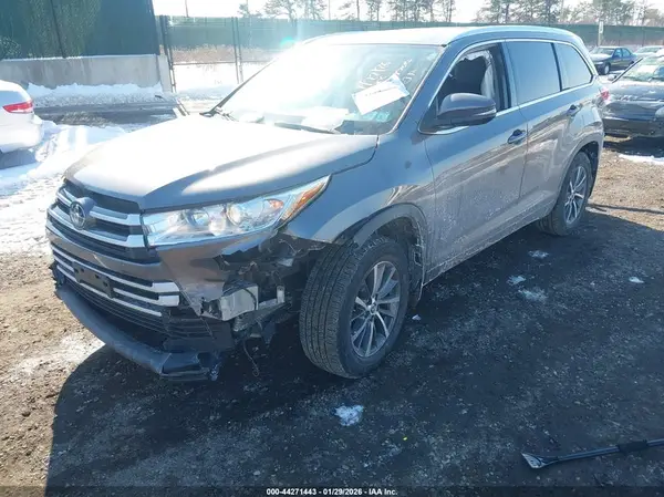 5TDJZRFH1JS555498 2018 TOYOTA HIGHLANDER - Image 2