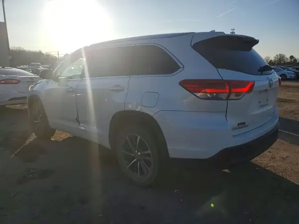 5TDJZRFH1JS555758 2018 TOYOTA HIGHLANDER - Image 2