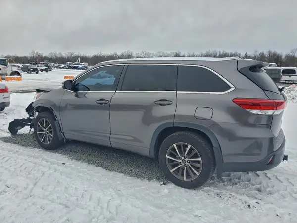 5TDJZRFH1JS557848 2018 TOYOTA HIGHLANDER - Image 2