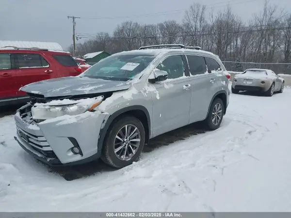 5TDJZRFH1JS557915 2018 TOYOTA HIGHLANDER - Image 2