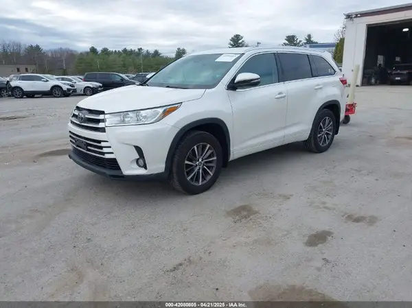 5TDJZRFH1JS558482 2018 TOYOTA HIGHLANDER - Image 2