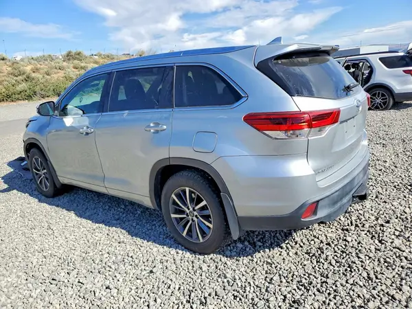 5TDJZRFH1JS560362 2018 TOYOTA HIGHLANDER - Image 2