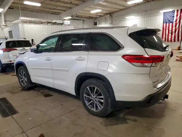 5TDJZRFH1JS811767 2018 TOYOTA HIGHLANDER - Image 2