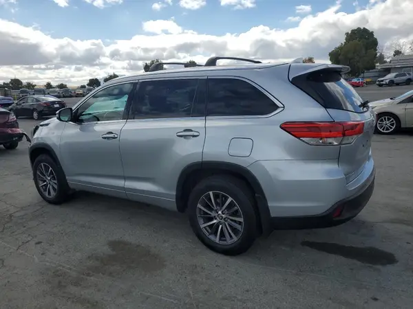 5TDJZRFH1JS812949 2018 TOYOTA HIGHLANDER - Image 2