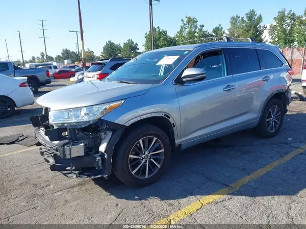 5TDJZRFH1JS813390 2018 TOYOTA HIGHLANDER - Image 2