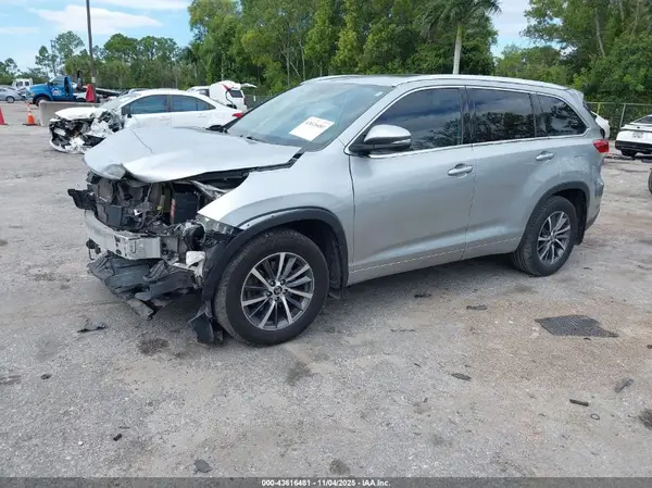 5TDJZRFH1JS817410 2018 TOYOTA HIGHLANDER - Image 2