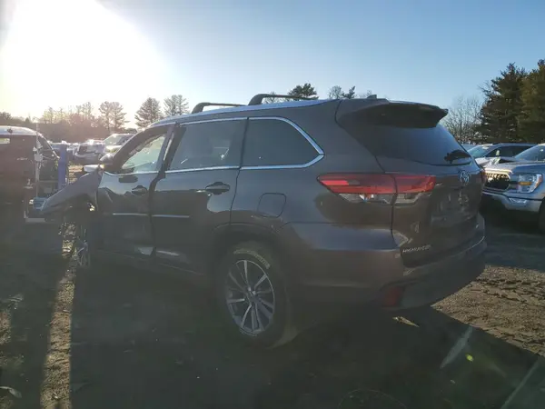 5TDJZRFH1JS823529 2018 TOYOTA HIGHLANDER - Image 2