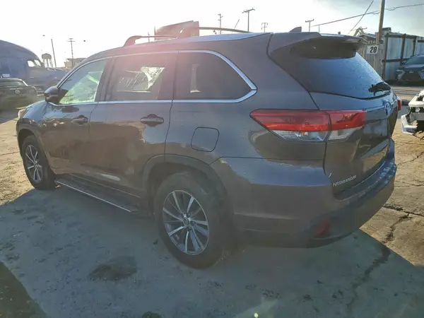 5TDJZRFH1JS827242 2018 TOYOTA HIGHLANDER - Image 2