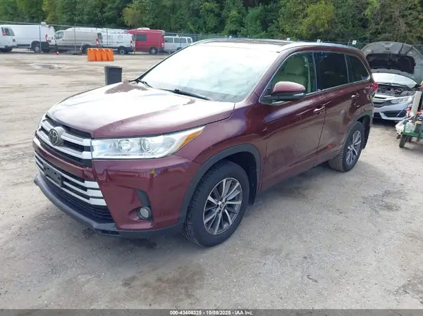 5TDJZRFH1JS827757 2018 TOYOTA HIGHLANDER - Image 2