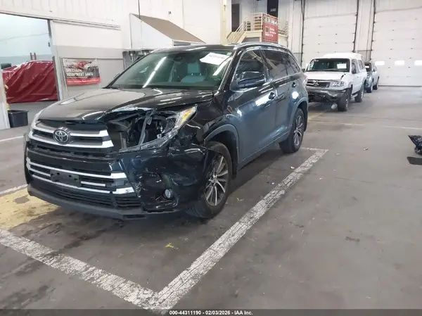 5TDJZRFH1JS828083 2018 TOYOTA HIGHLANDER - Image 2