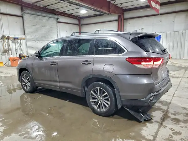 5TDJZRFH1JS828438 2018 TOYOTA HIGHLANDER - Image 2
