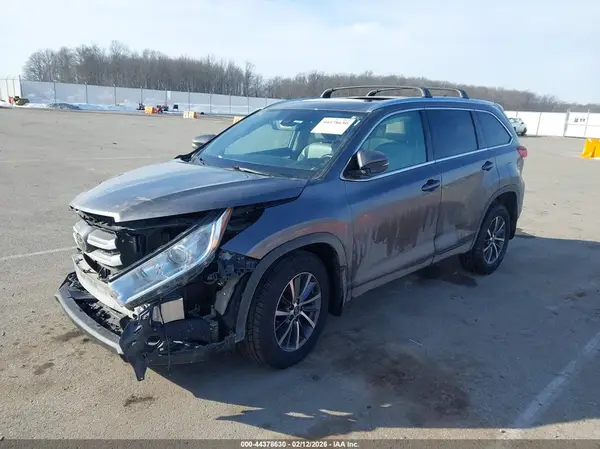 5TDJZRFH1JS830061 2018 TOYOTA HIGHLANDER - Image 2
