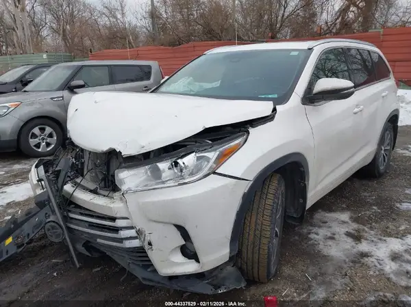 5TDJZRFH1JS838791 2018 TOYOTA HIGHLANDER - Image 2