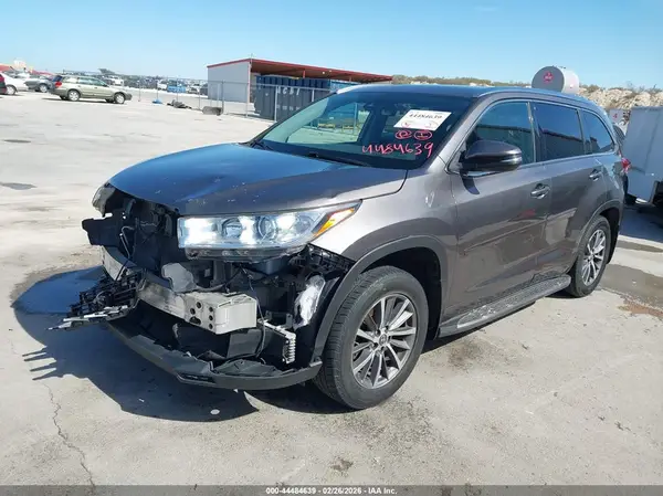 5TDJZRFH1JS851167 2018 TOYOTA HIGHLANDER - Image 2